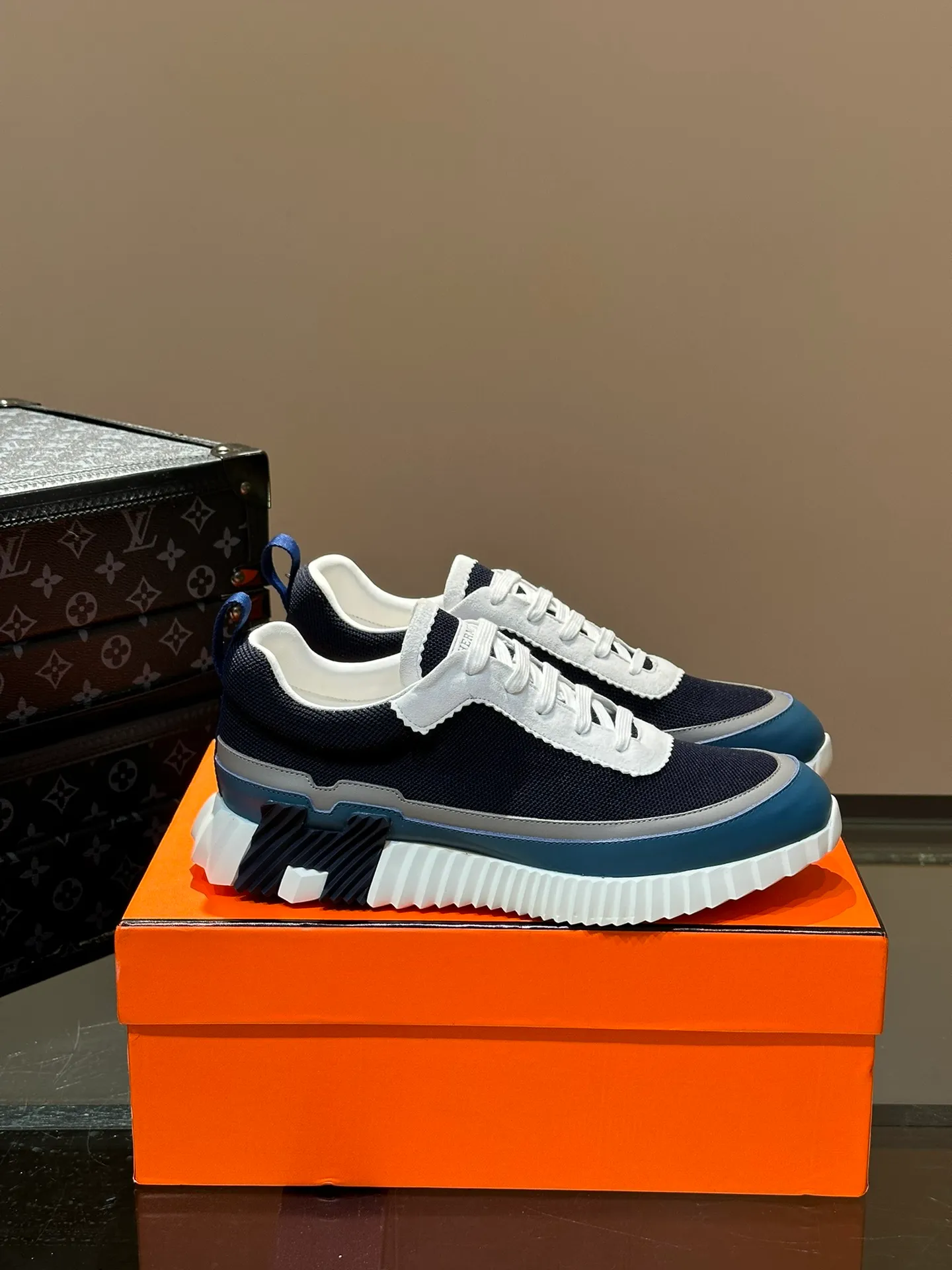 Men's shoes 💰p420 "hermes*" new men's casual sports shoes, the upper is made of cowhide leather and high-end mesh, imported materials, full of texture, the light sole is decorated with contrasting patterns, creating a versatile fashion style. Size: 38-44 (45.46 customized)